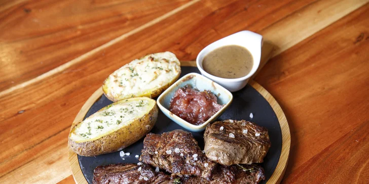 New York steak s houbovou omáčkou, chutney a pečenými bramborami pro 1 či 2 osoby