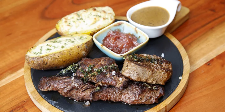 New York steak s houbovou omáčkou, chutney a pečenými bramborami pro 1 či 2 osoby