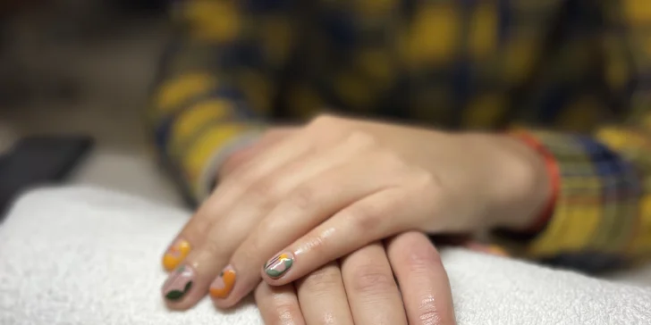 Péče o ruce a nehty: přístrojová manikúra i s lakováním či modelací nehtů s nail artem