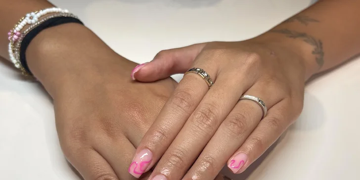 Péče o ruce a nehty: přístrojová manikúra i s lakováním či modelací nehtů s nail artem