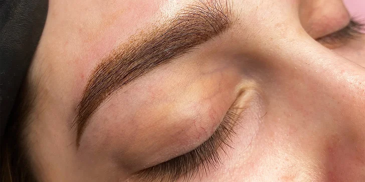 Permanentní make-up: kontura a stínování rtů, microblading a microshading obočí