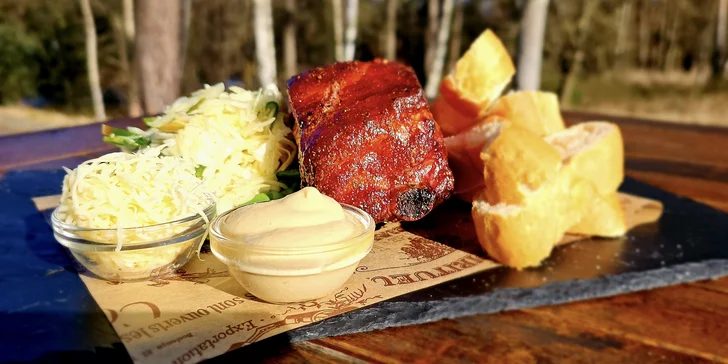 Pořádná nálož masa: burger dle výběru či vepřová zauzená žebra pro 1 i 2 osoby