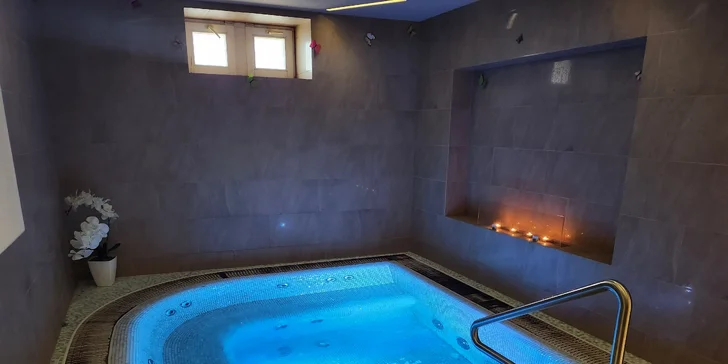 Dopolední relax pro dva v centru Mariánských Lázní: hodina v privátní vířivce