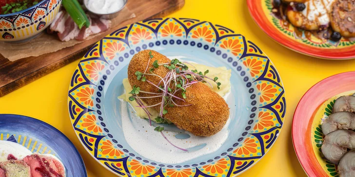 Vydatná snídaně či pravé ukrajinské menu: míchaná vejce, slané či sladké syrniky i kotlet s nakládačkami