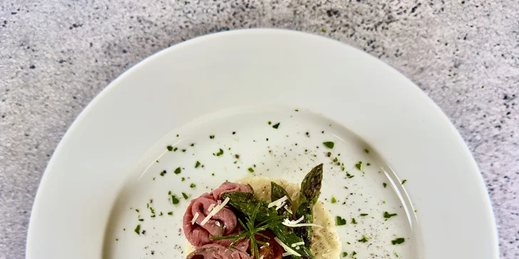 Romantické 6chodové menu u plumlovské přehrady: losos, pikantní bůček, rizoto i hovězí burger