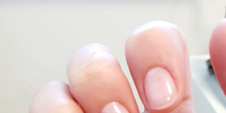 Pryč se slabými a roztřepenými nehty: zpevnění nehtů proteinovou bází indigo či gel lak