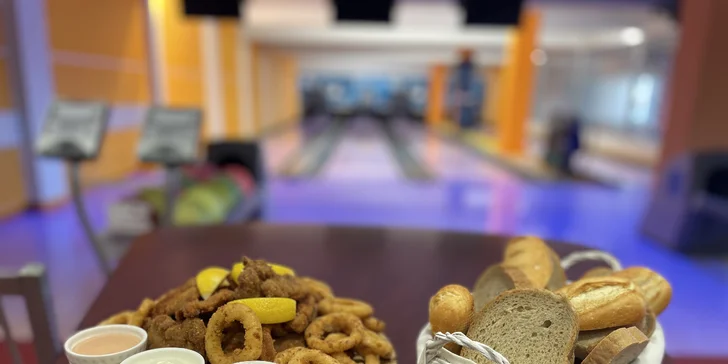 2 hod. bowlingu, mix řízků o váze 600 g, cibulové kroužky a další přílohy až pro 6 osob