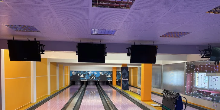 2 hod. bowlingu, mix řízků o váze 600 g, cibulové kroužky a další přílohy až pro 6 osob