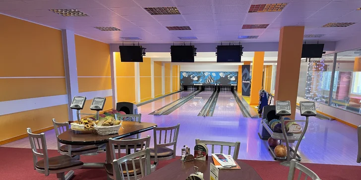 2 hod. bowlingu, mix řízků o váze 600 g, cibulové kroužky a další přílohy až pro 6 osob