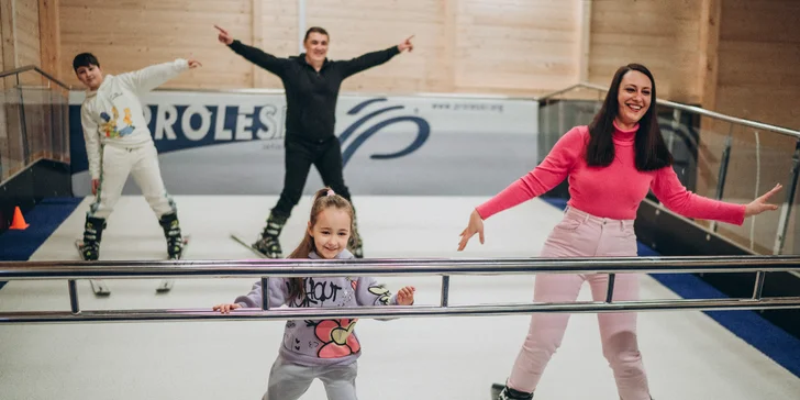 Celoroční zábava na lyžích nebo snowboardu: hodinový kurz na simulátoru vč. vybavení