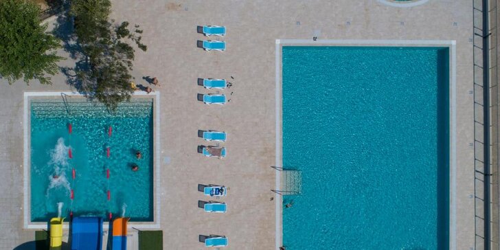Černá Hora s all inclusive: 4* resort s bazénem kousek od pláže, v ceně letenky, transfer i plážový servis