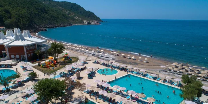 Černá Hora s all inclusive: 4* resort s bazénem kousek od pláže, v ceně letenky, transfer i plážový servis