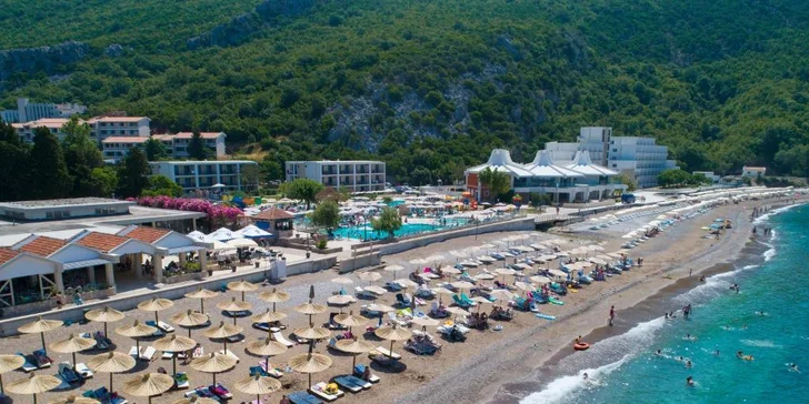 Černá Hora s all inclusive: 4* resort s bazénem kousek od pláže, v ceně letenky, transfer i plážový servis