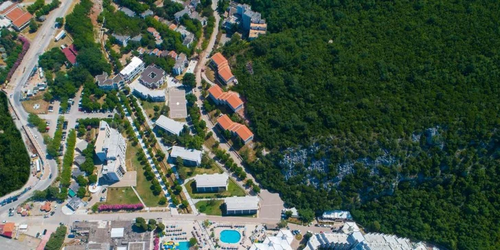 Černá Hora s all inclusive: 4* resort s bazénem kousek od pláže, v ceně letenky, transfer i plážový servis