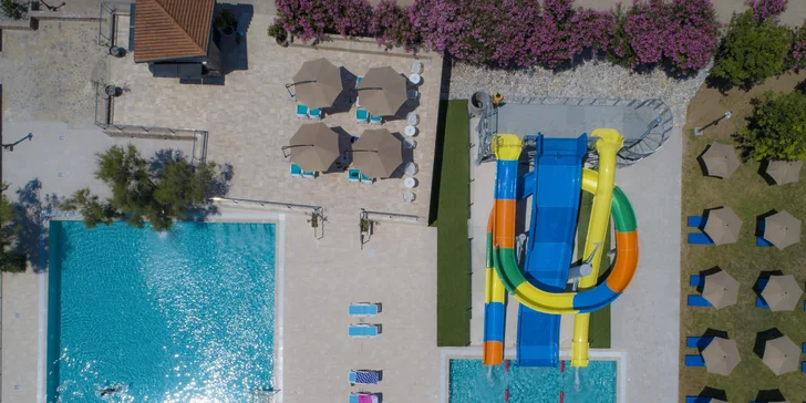 Černá Hora s all inclusive: 4* resort s bazénem kousek od pláže, v ceně letenky, transfer i plážový servis