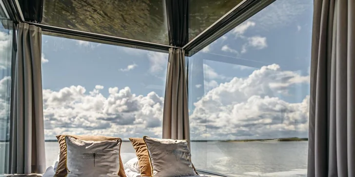 Luxusní houseboaty na jezeře: vlastní vířivka i sauna, snídaně, spousta aktivit, bazén a moře 300 m