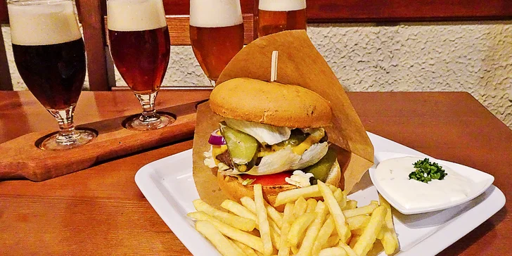 Hovězí burger, hranolky a degustace řemeslných piv pro 1 osobu