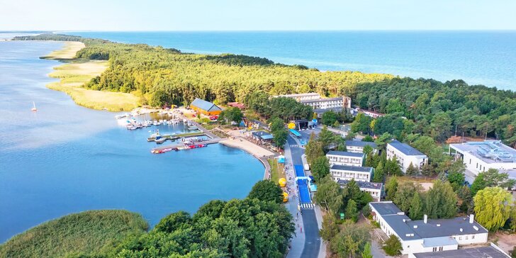 Jaro a léto u Baltu a jezera Bukowo: snídaně i polopenze, bazén, wellness a masáž v ceně, 100 m od pláže