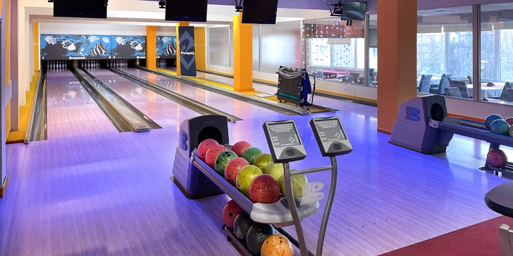 2 hod. bowlingu, mix řízků o váze 600 g, cibulové kroužky a další přílohy až pro 6 osob