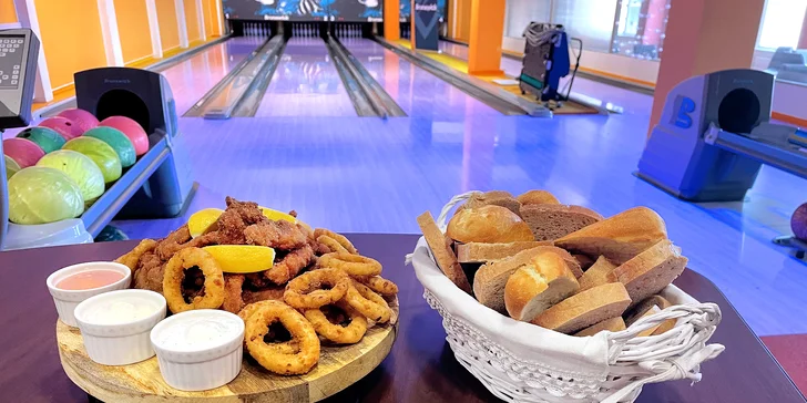 2 hod. bowlingu, mix řízků o váze 600 g, cibulové kroužky a další přílohy až pro 6 osob