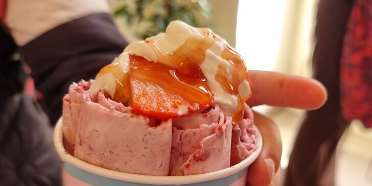 Jedna či dvě porce rolované zmrzliny: malá a velká, smetana nebo jogurt, dvě ingredience
