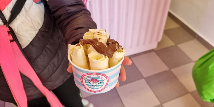 Jedna či dvě porce rolované zmrzliny: malá a velká, smetana nebo jogurt, dvě ingredience