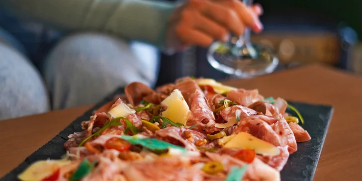 Tapas se sýry, oříšky, uzeninami a zeleninou i lahvinka červeného vína pro dva