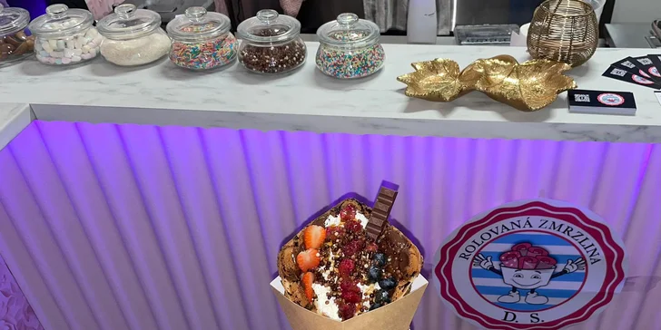 Bubble roll waffle: 1-2 kornouty s "bublinkovou" vaflí, ovocem, rolovanou zmrzkou i sladkostí