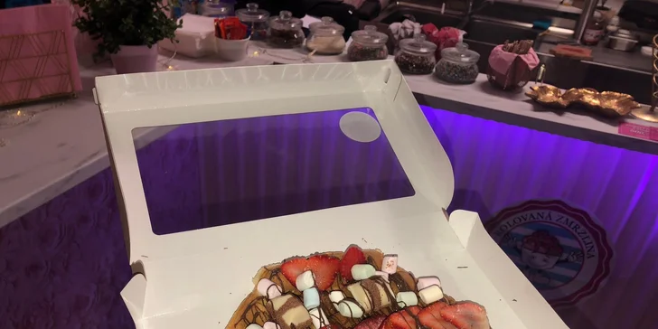 Bubble roll waffle: 1-2 kornouty s "bublinkovou" vaflí, ovocem, rolovanou zmrzkou i sladkostí