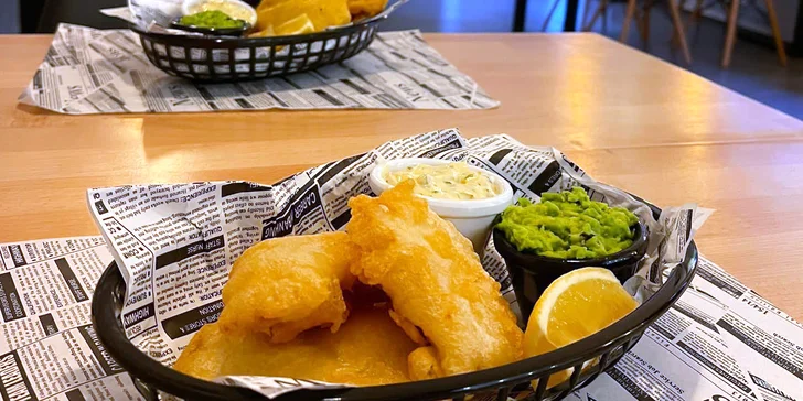 Britská klasika v Nuslích: Fish & chips s hráškovým pyré a domácí tatarkou