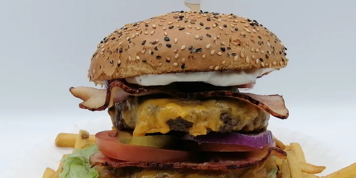 Bašta v Letadle pro 1 či 2 pasažéry: double cheeseburger i hranolky s nápojem na palubě nebo i venku na zahrádce