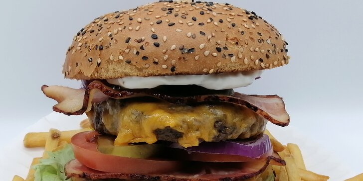 Bašta v Letadle pro 1 či 2 pasažéry: double cheeseburger i hranolky s nápojem na palubě nebo i venku na zahrádce