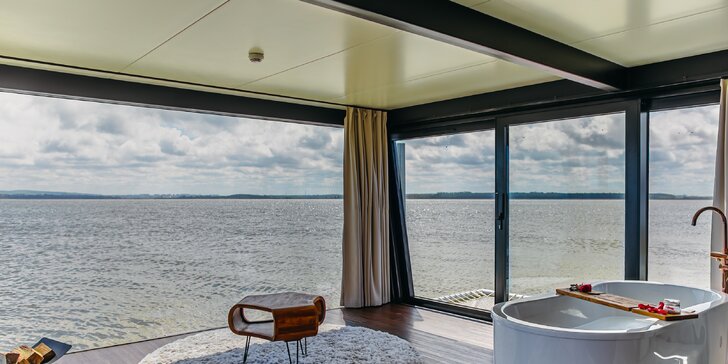Luxusní houseboaty a bubliny na jezeře: privátní wellness, bazén, snídaně, vodní sporty a moře 300 m