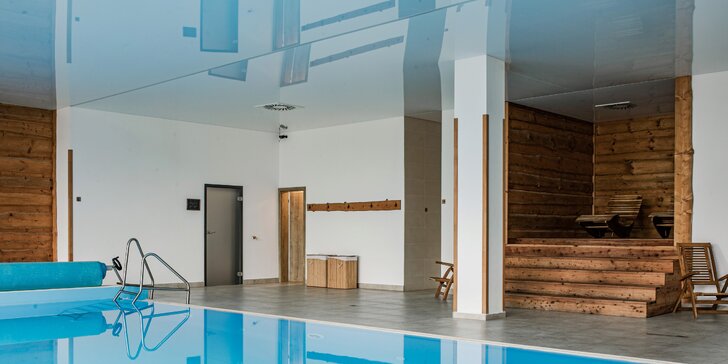 Moderní hotel na Šumavě: polopenze i neomezený vstup do vyhřívaného bazénu a sauny