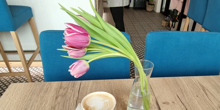 Káva v útulné kavárně v centru Českých Budějovic: cappuccino, latte a flat white pro 1 i 2 os.