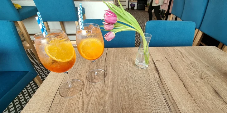 Kavárna Borůvka v centru Českých Budějovic: jedna nebo dvě sklenky Aperol Spritzu