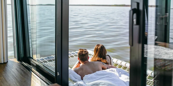 Luxusní houseboaty na jezeře: vlastní vířivka i sauna, snídaně, spousta aktivit, bazén a moře 300 m