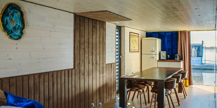 Luxusní houseboaty a bubliny na jezeře: privátní wellness, strava, vodní sporty a moře 300 m