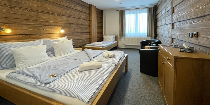 Moderní hotel na Šumavě: polopenze i neomezený vstup do vyhřívaného bazénu a sauny