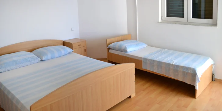 Léto v Chorvatsku: jednoduché apartmány na Omišské riviéře, 60 m od pláže