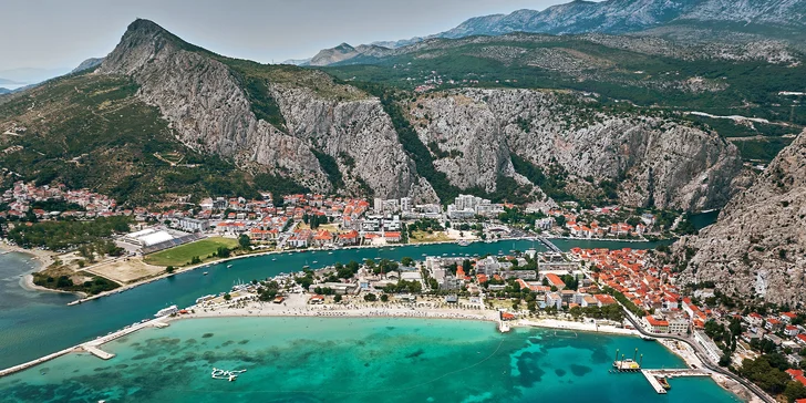 Léto v Chorvatsku: jednoduché apartmány na Omišské riviéře, 60 m od pláže