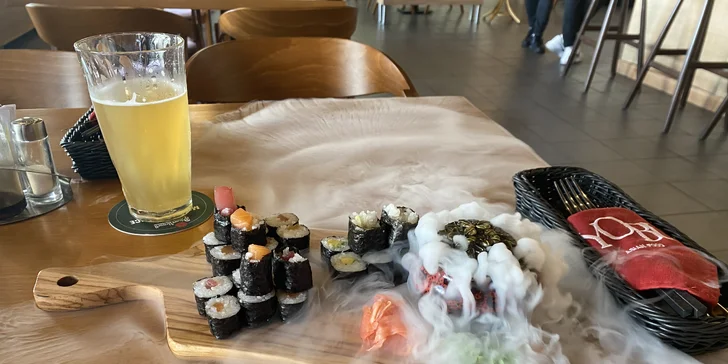 Set 32 nebo 54 ks sushi: maki, nigiri i speciální rolky podávané na suchém ledu