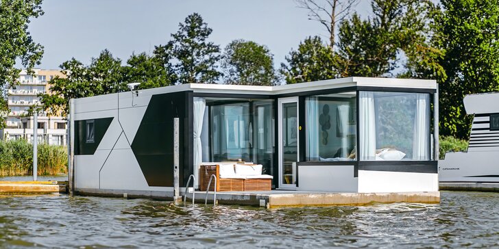 Luxusní houseboaty na jezeře: vlastní vířivka i sauna, snídaně, spousta aktivit, bazén a moře 300 m