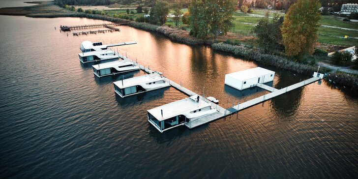 Luxusní houseboaty a bubliny na jezeře: privátní wellness, bazén, snídaně, vodní sporty a moře 300 m, 2 děti zdarma