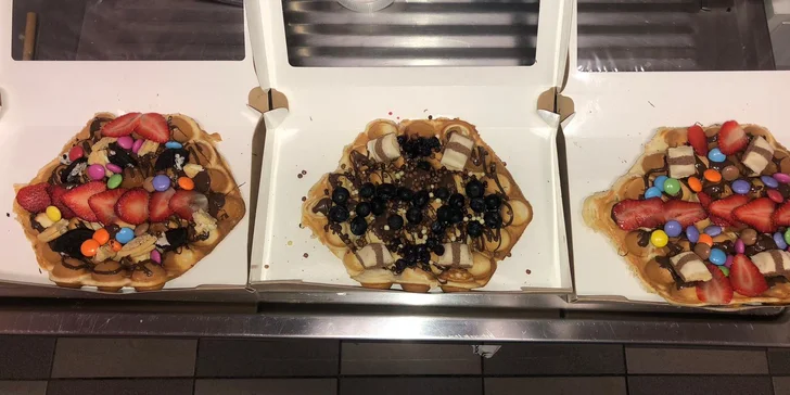 Bubble roll waffle: 1-2 kornouty s "bublinkovou" vaflí, ovocem, rolovanou zmrzkou i sladkostí