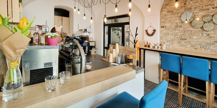 Káva v útulné kavárně v centru Českých Budějovic: cappuccino, latte a flat white pro 1 i 2 os.