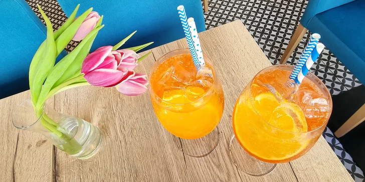 Kavárna Borůvka v centru Českých Budějovic: jedna nebo dvě sklenky Aperol Spritzu