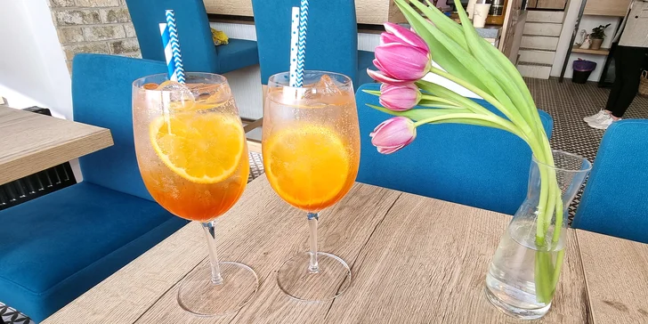 Kavárna Borůvka v centru Českých Budějovic: jedna nebo dvě sklenky Aperol Spritzu