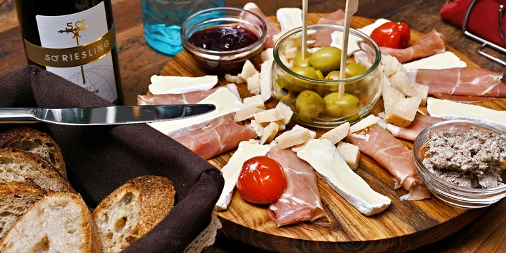 Degustace vína v Karlíně pro 1 i 2 osoby: ochutnávka 8–10 vzorků, poučený výklad someliéra i tapas