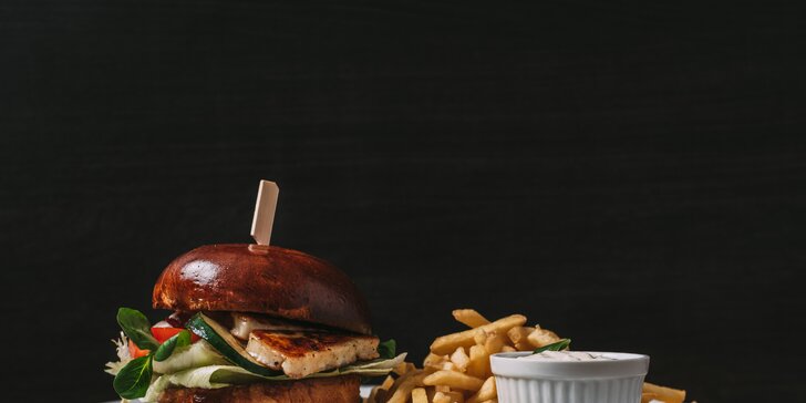 Burger menu pro jednoho i pro dva: poctivý burger s hranolky i nápoj